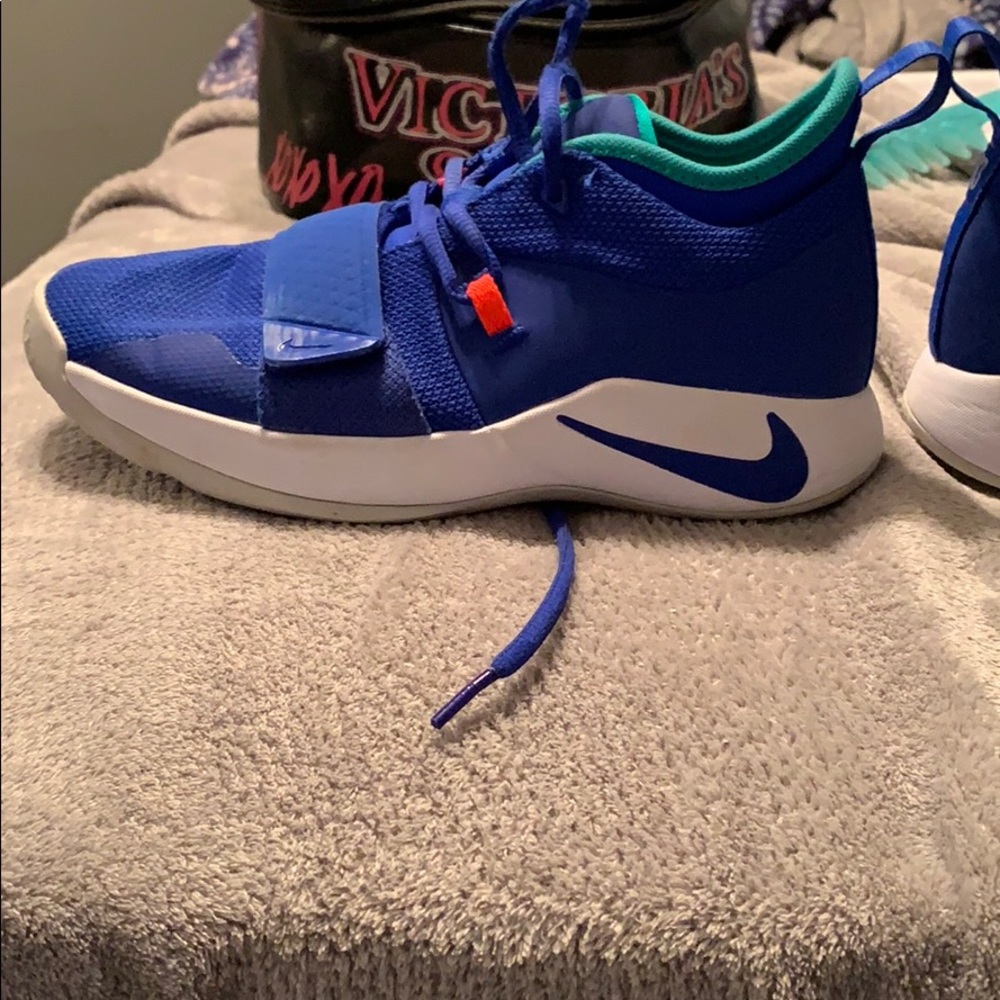 Basketball shoes